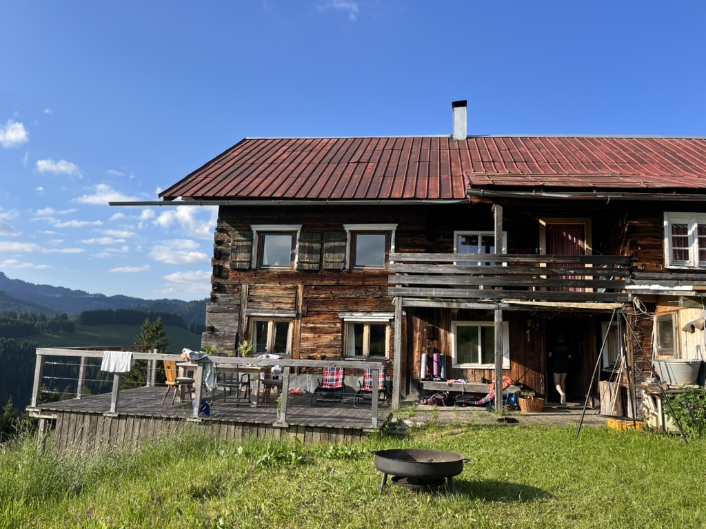 Berghütte im Kleinwalsertal bei Sonnenschein