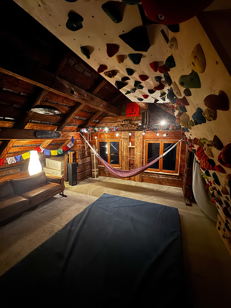Boulderwand im Dachgeschoss