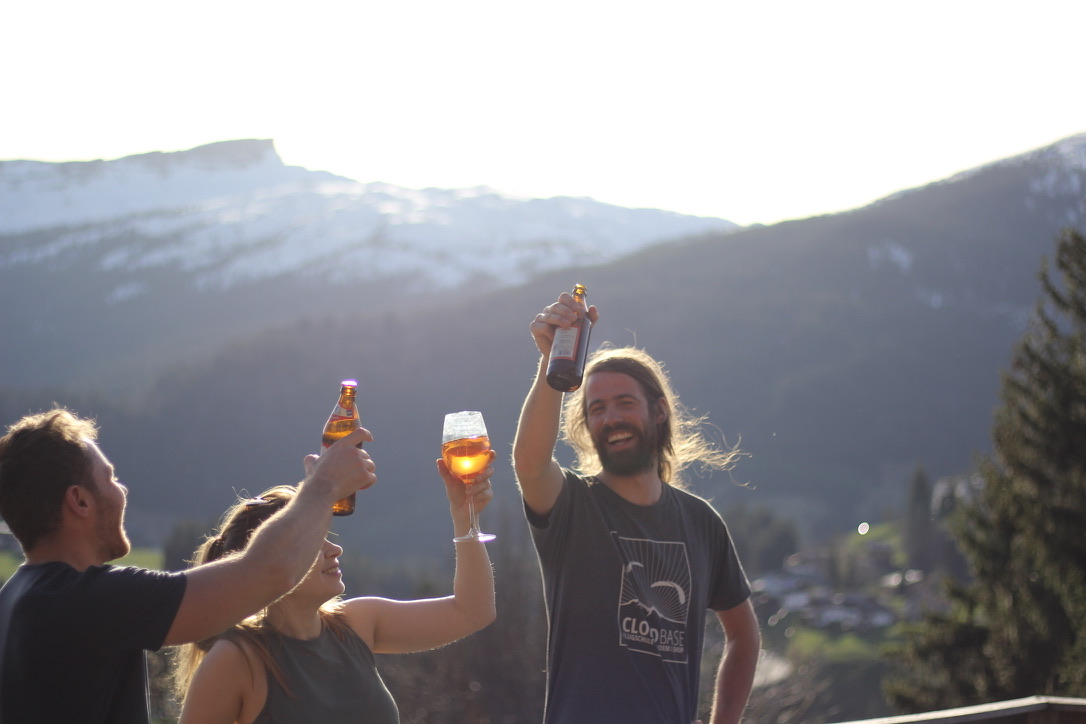 Freunde stoßen bei Sonnenuntergang auf der Terrasse an