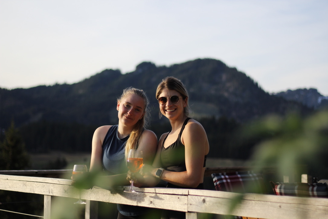 Zwei Gäste auf der Terrasse bei Sonnenuntergang
