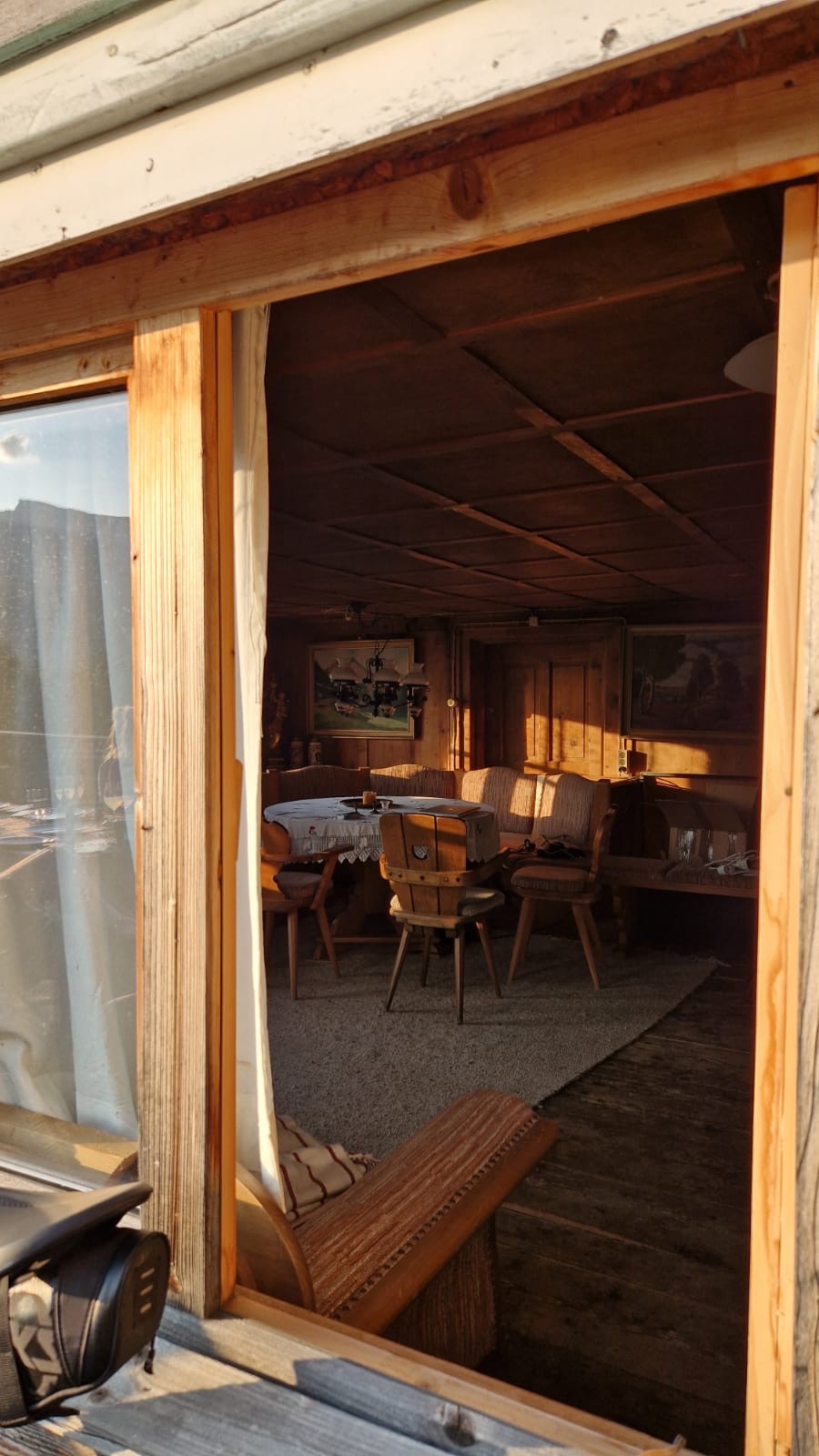Gemütliche Stube der Hütte in der Abendsonne