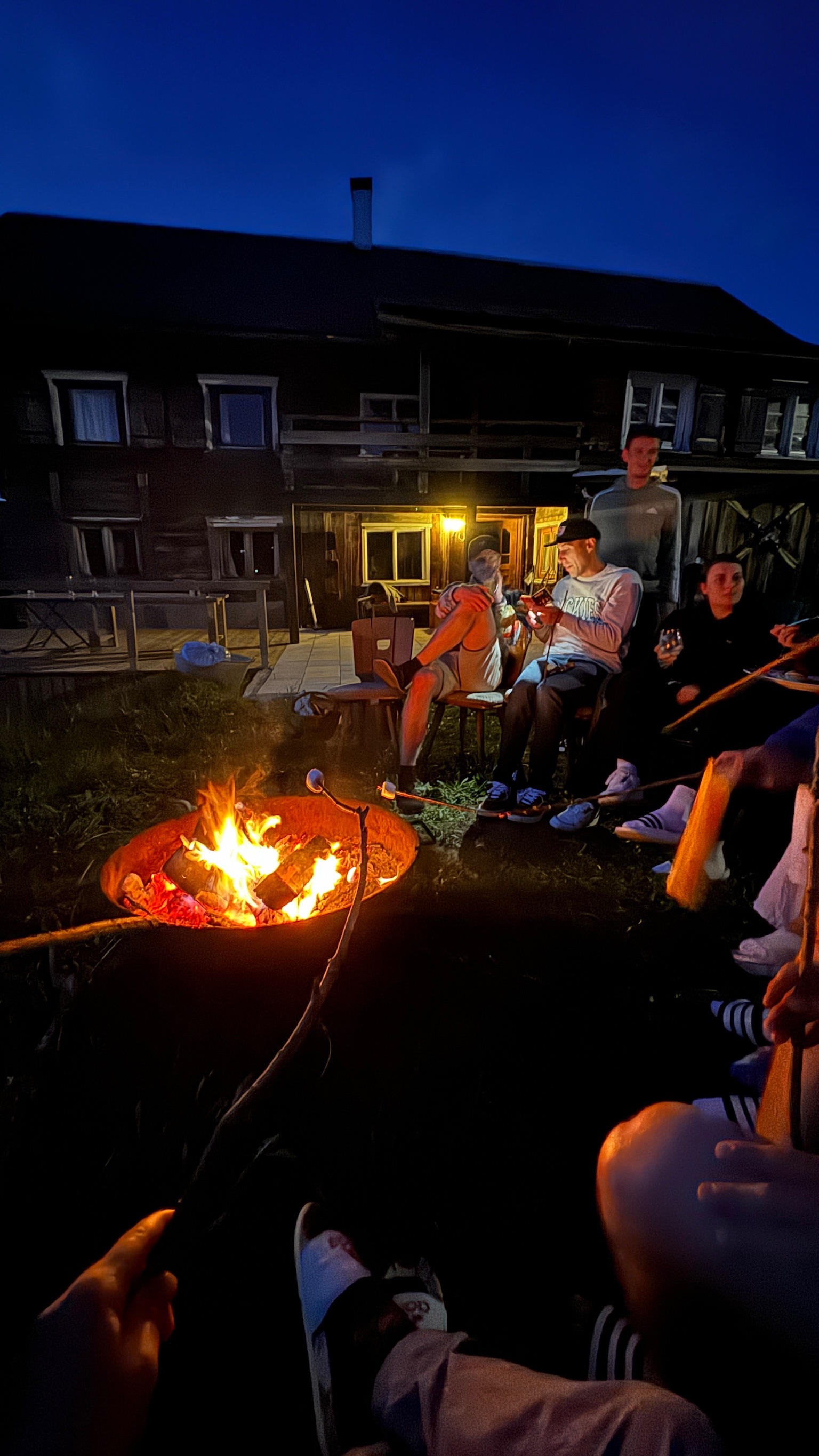 Lagerfeuer am Abend vor der Hütte