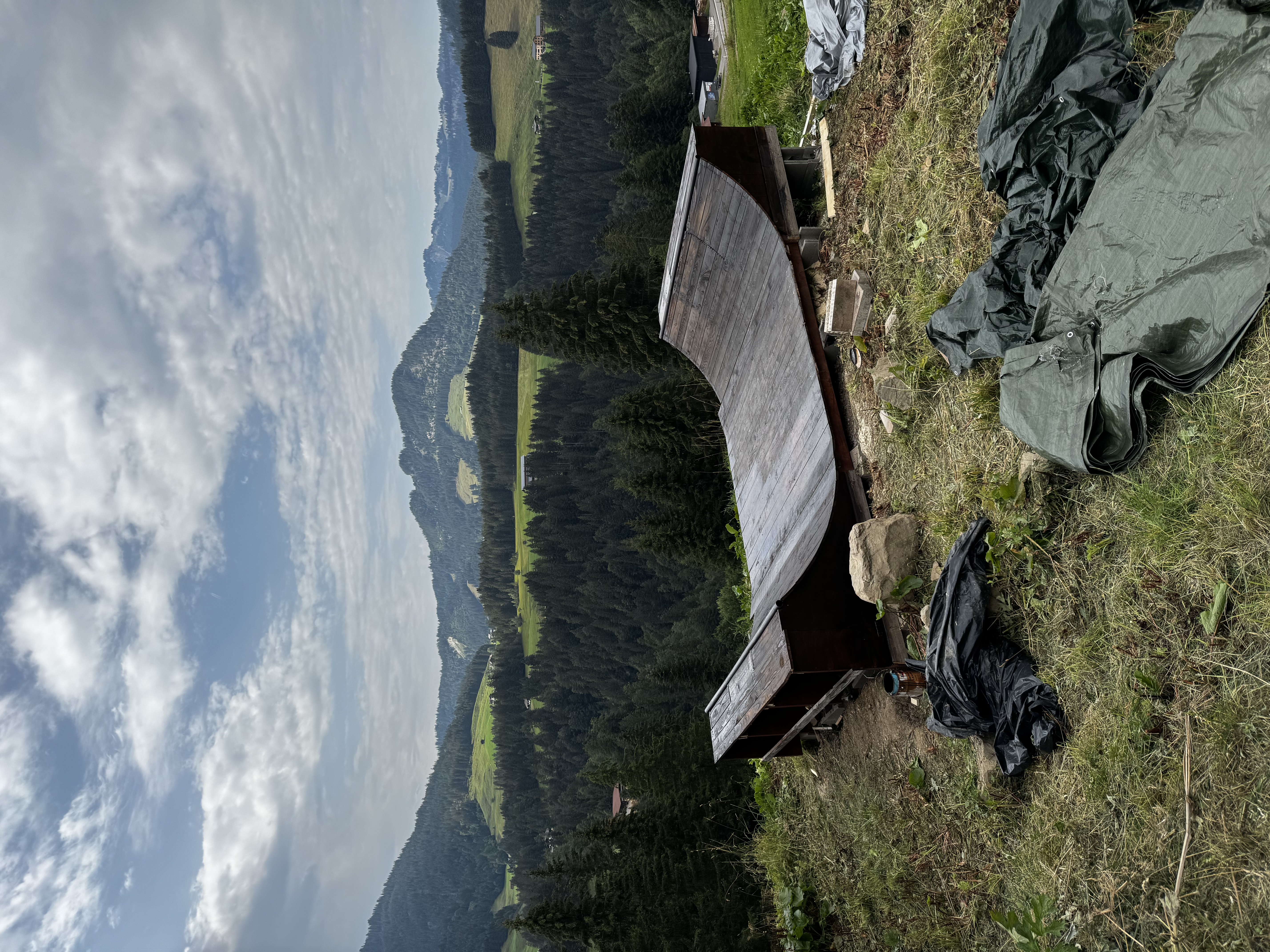 Selbstgebaute Miniramp mit Bergpanorama