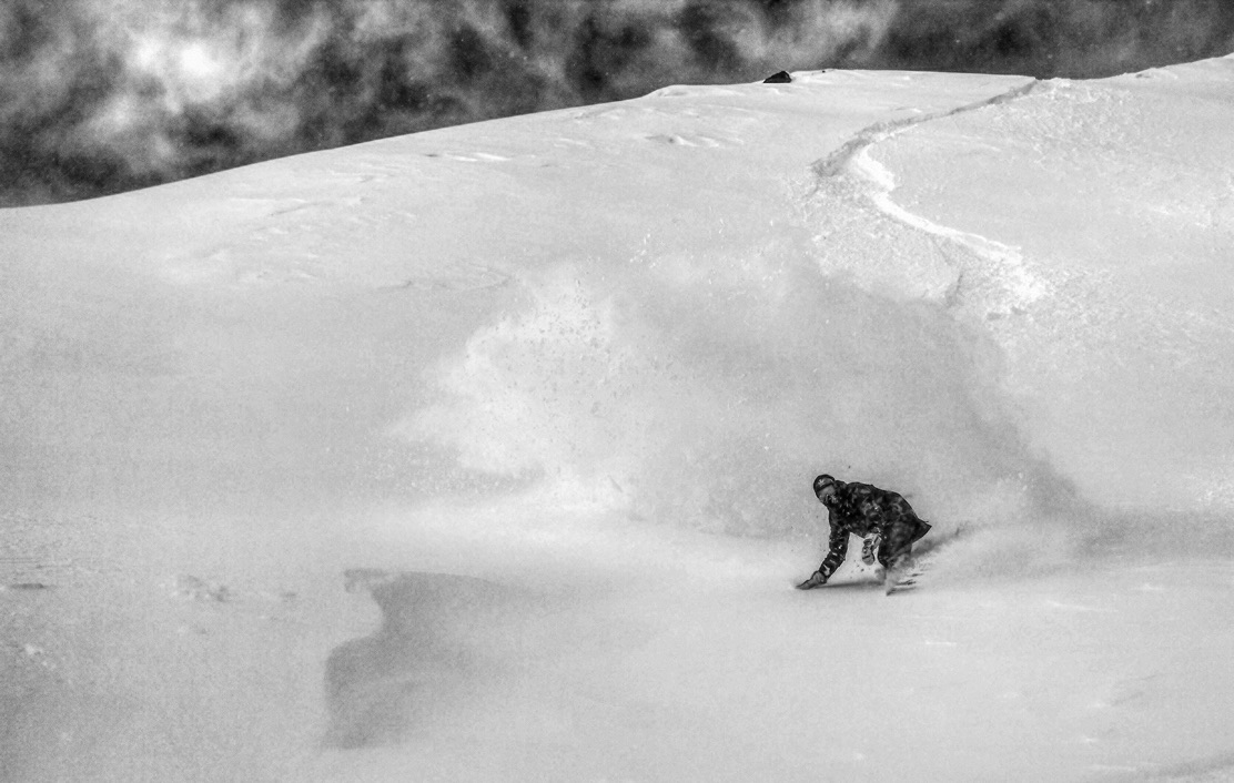 Snowboarder im Tiefschnee