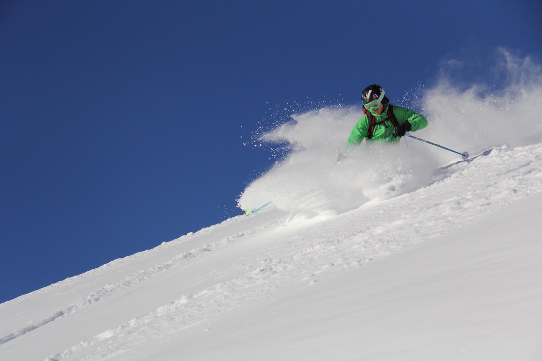Skifahrer im Tiefschnee