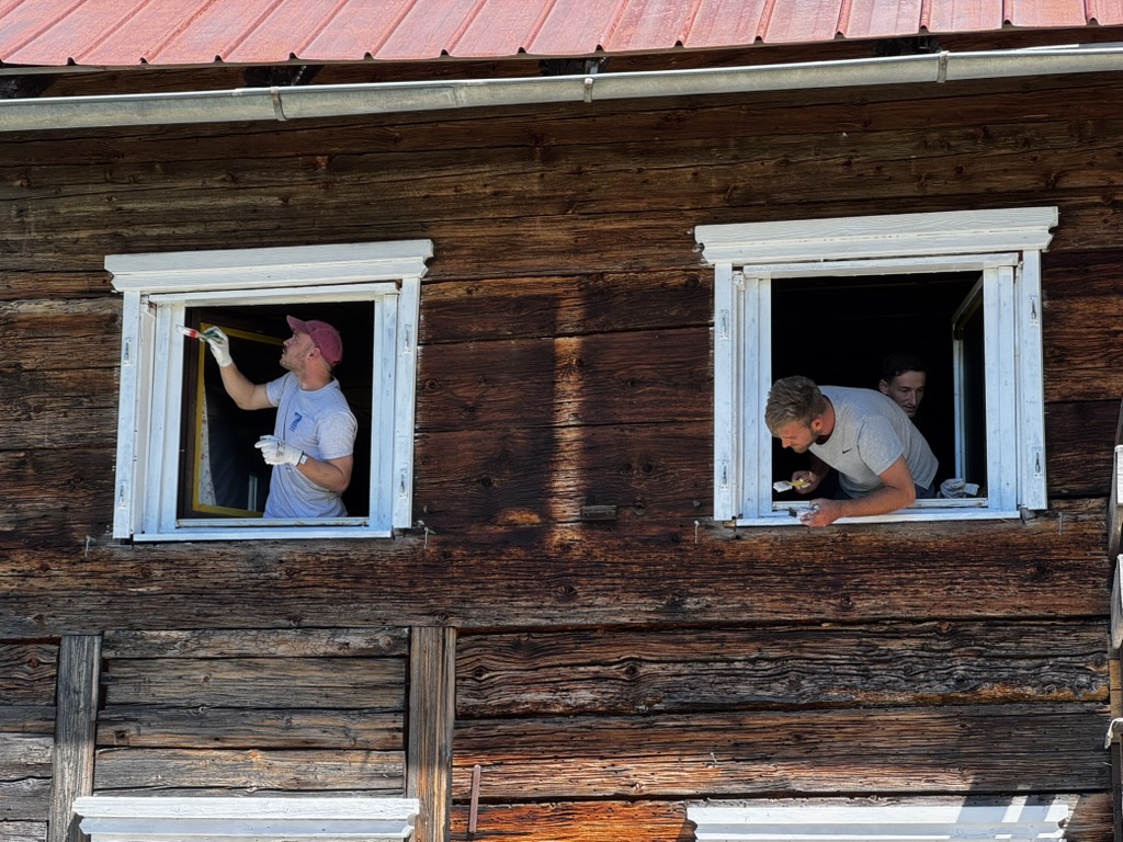 Arbeiten an der Hütte — Fenster streichen
