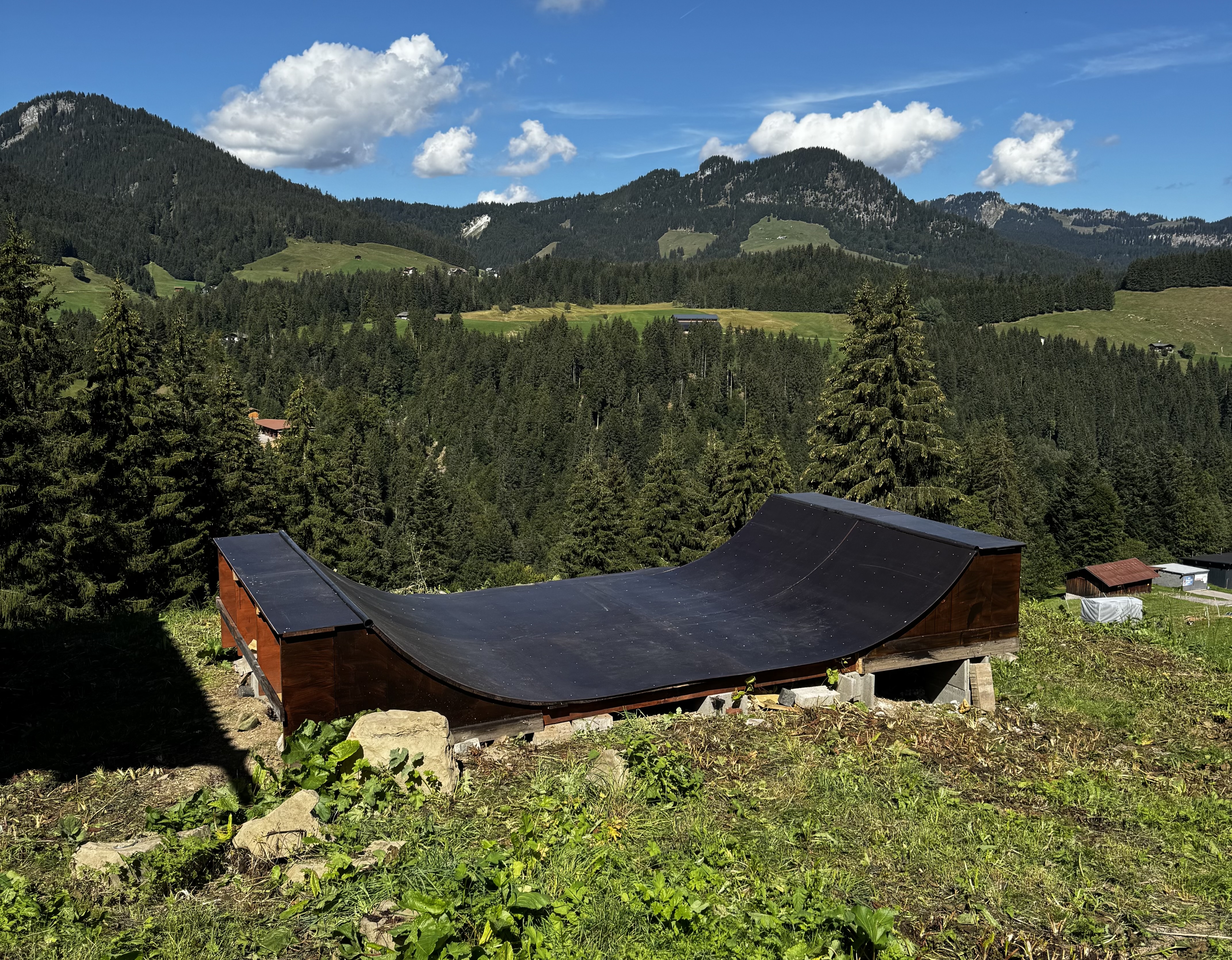 Selbstgebaute Miniramp mit Bergpanorama